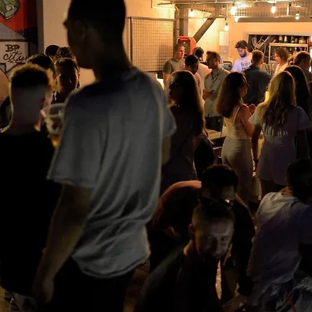 The Hive Party אכסניה *