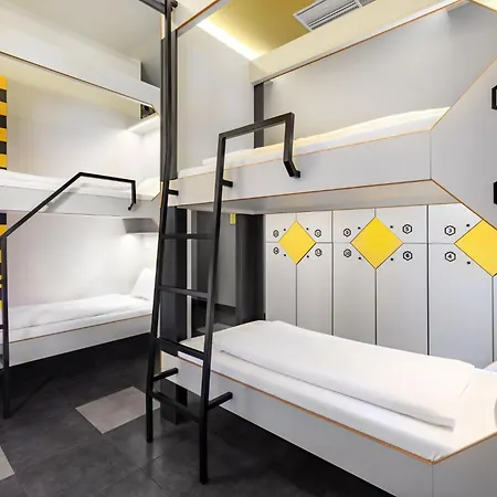 Hostel The Hive Party *