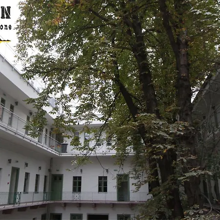 بيت شباب The Hive Party